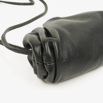 Bottega Veneta Nano Pouch mit Riemen aus schwarzem Kalbsleder