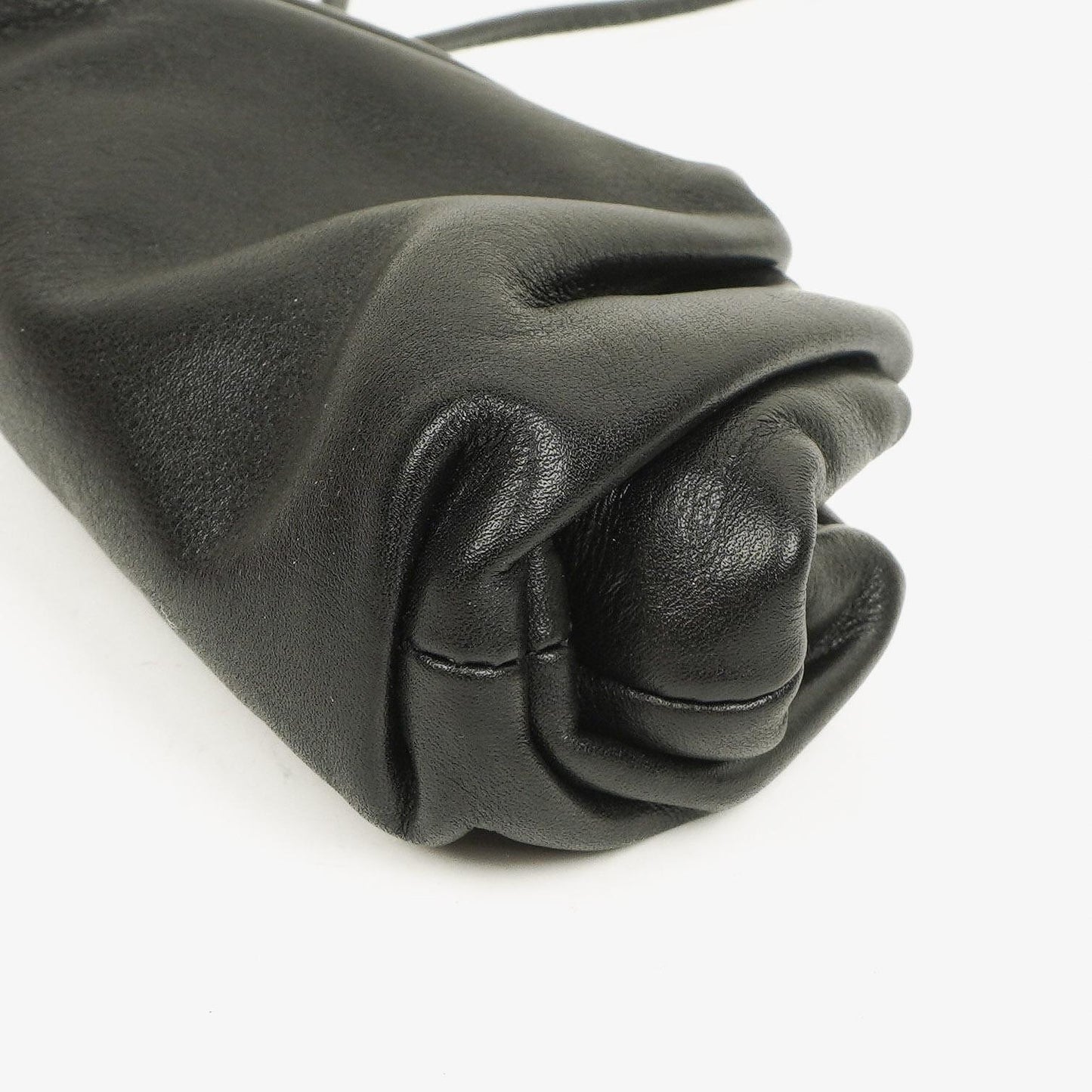 Bottega Veneta Nano Pouch mit Riemen aus schwarzem Kalbsleder