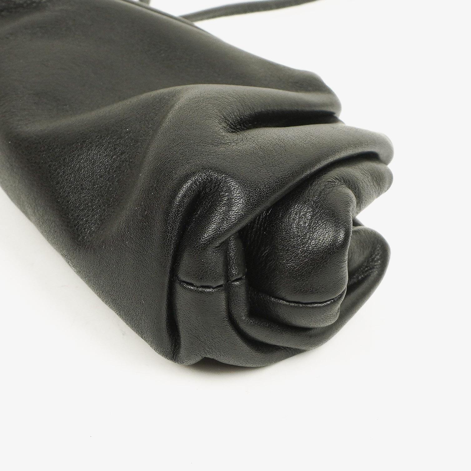 Bottega Veneta Nano Pouch mit Riemen aus schwarzem Kalbsleder