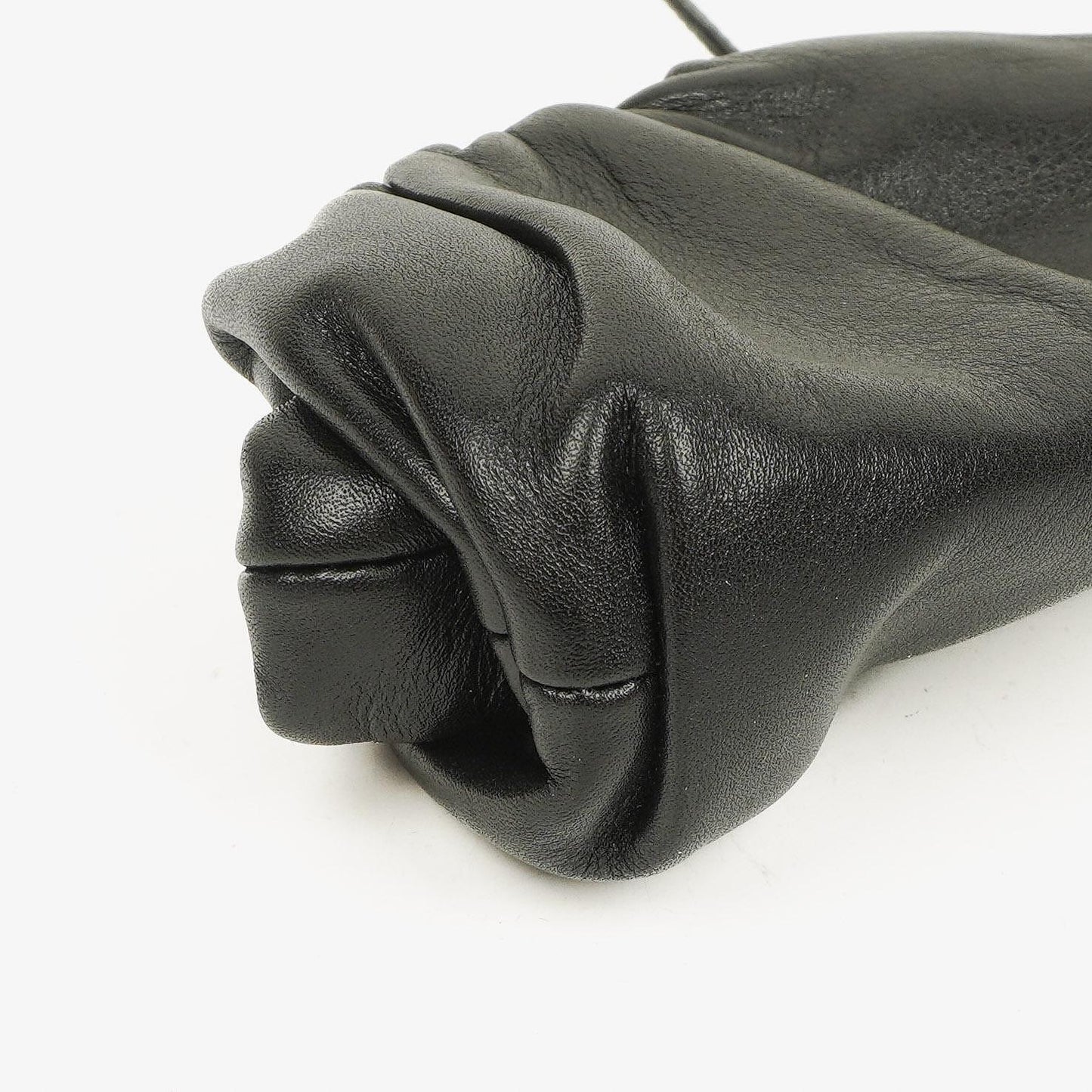 Bottega Veneta Nano Pouch mit Riemen aus schwarzem Kalbsleder