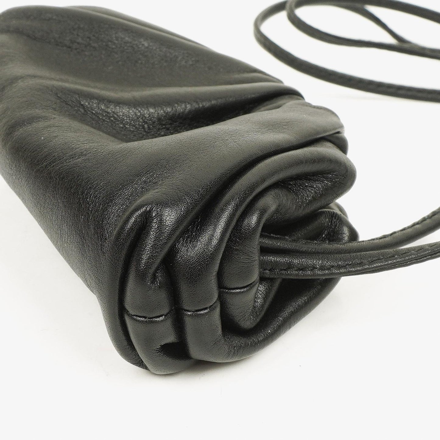 Bottega Veneta Nano Pouch mit Riemen aus schwarzem Kalbsleder