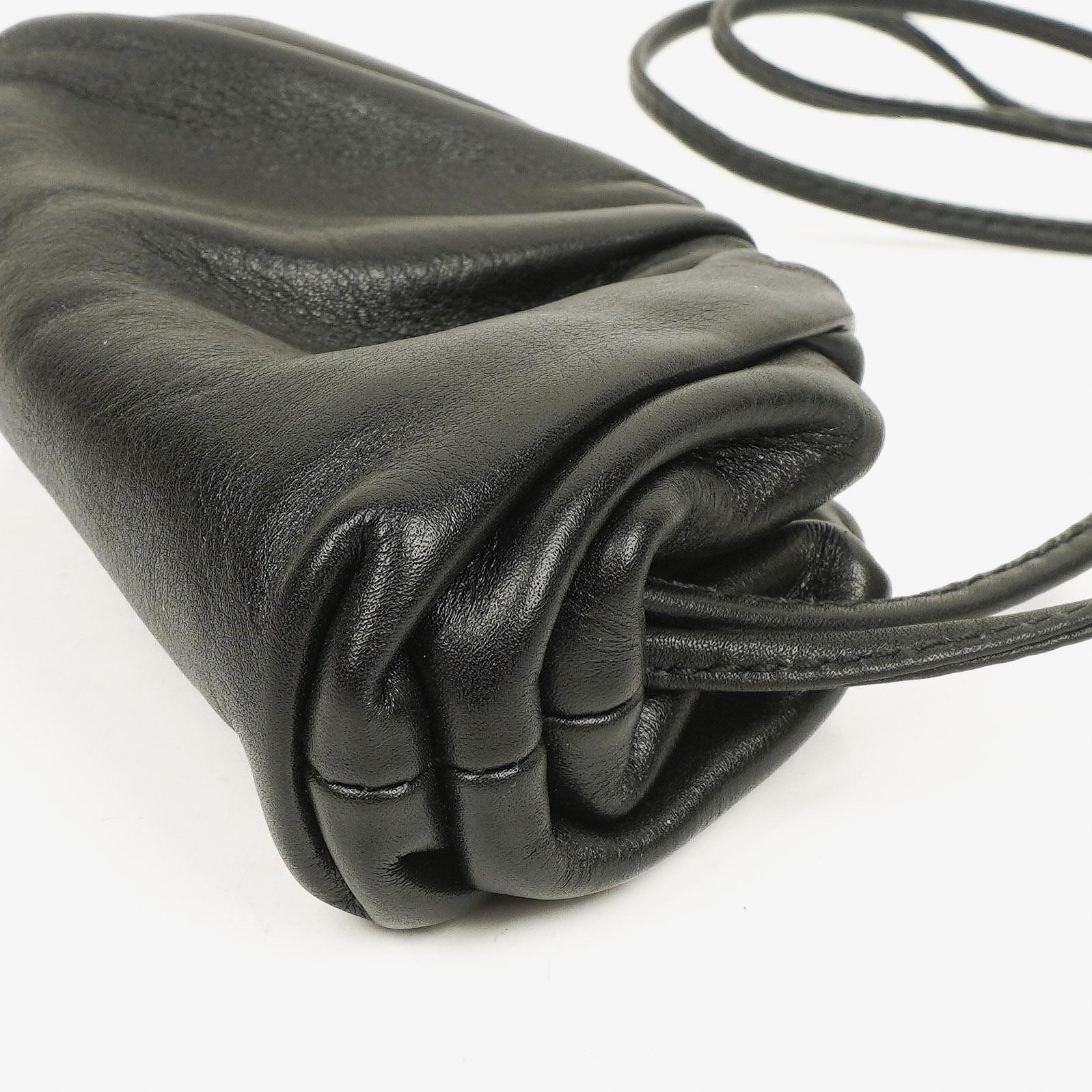 Bottega Veneta Nano Pouch mit Riemen aus schwarzem Kalbsleder