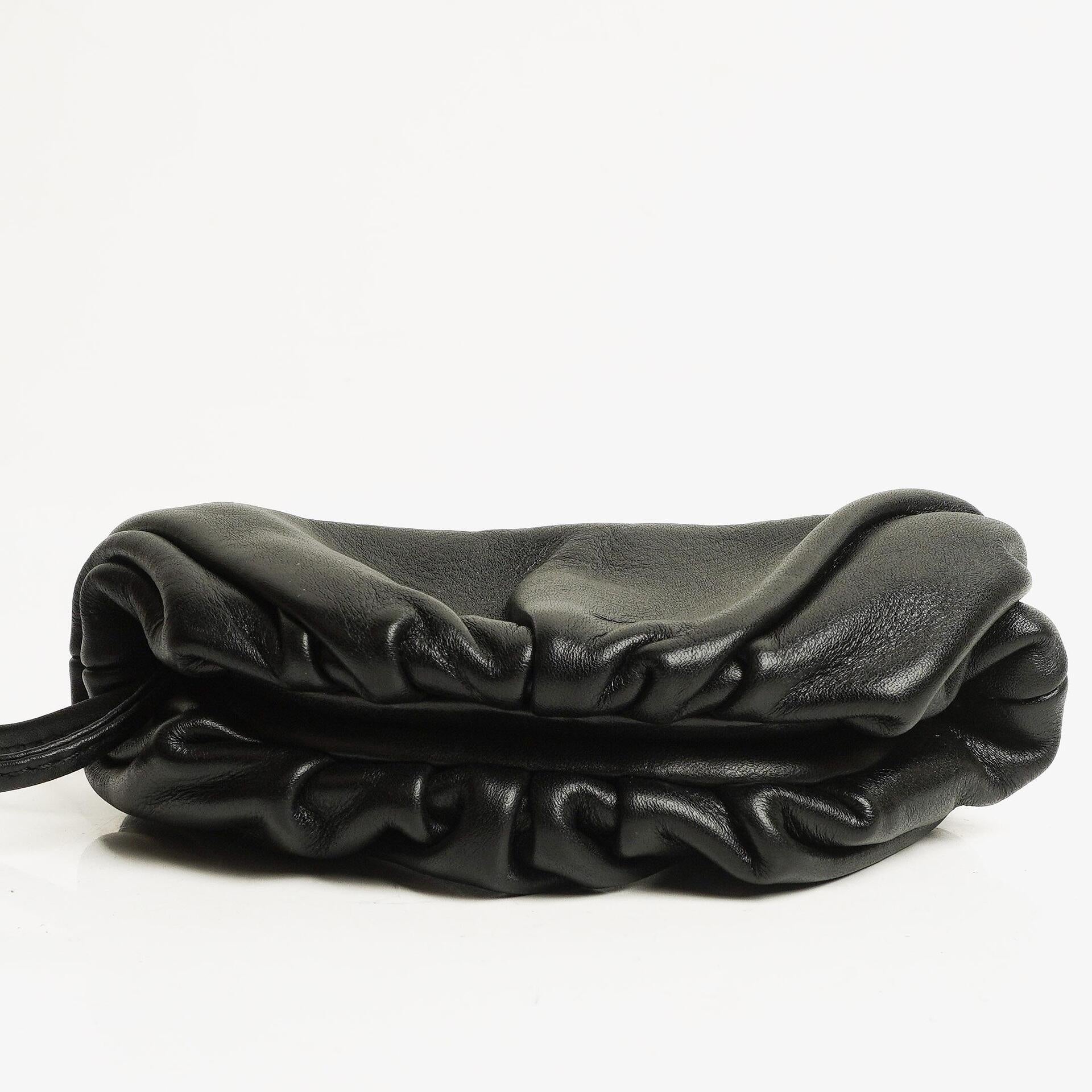 Bottega Veneta Nano Pouch mit Riemen aus schwarzem Kalbsleder