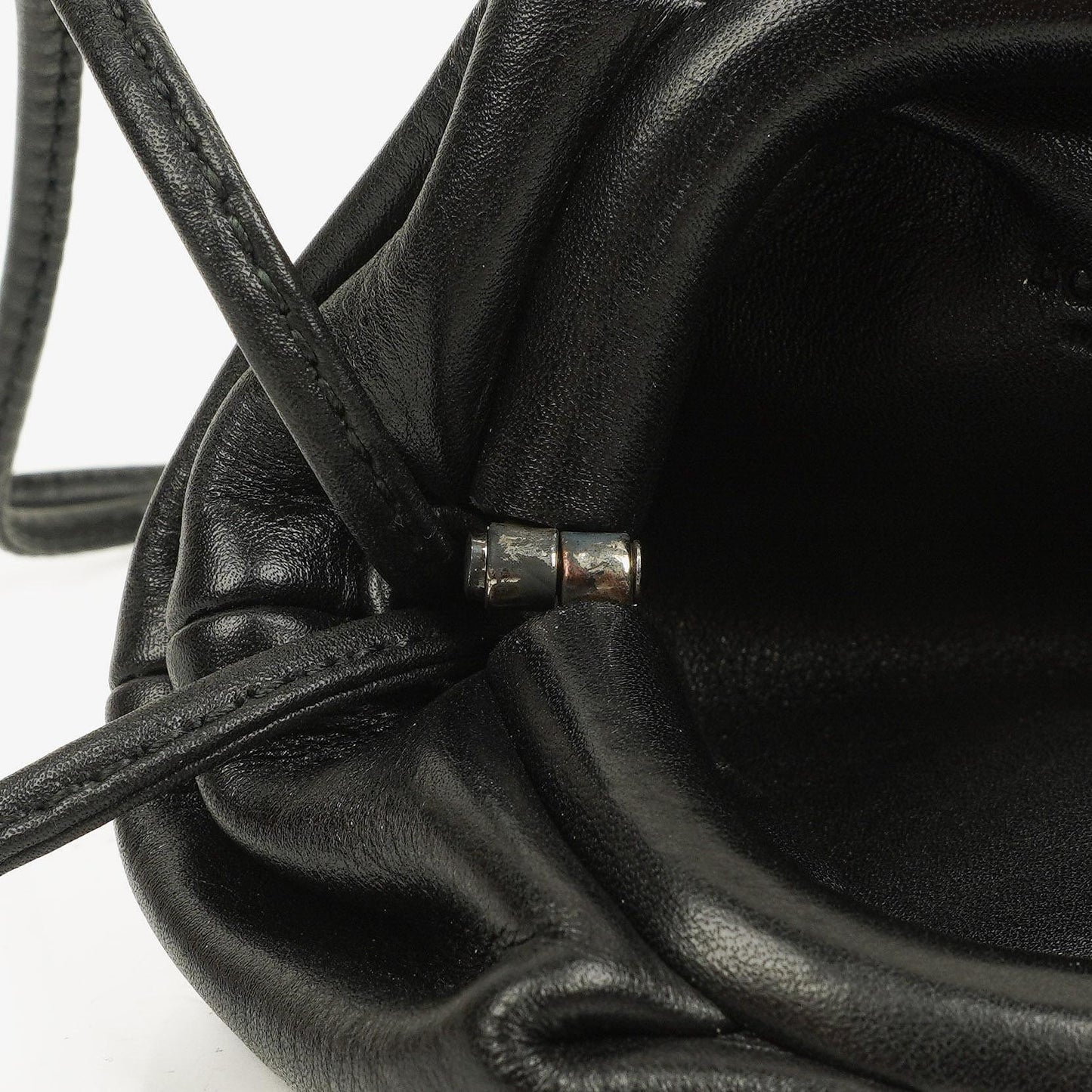 Bottega Veneta Nano Pouch mit Riemen aus schwarzem Kalbsleder