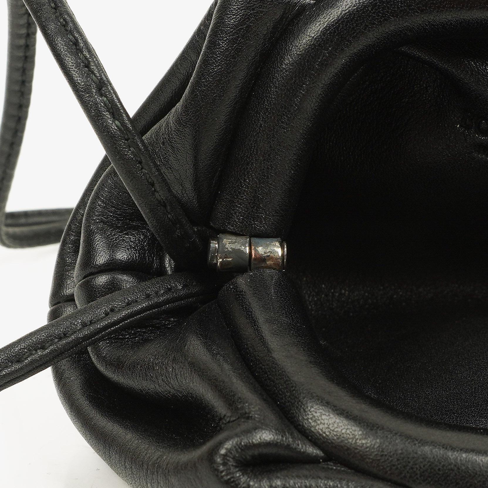 Bottega Veneta Nano Pouch mit Riemen aus schwarzem Kalbsleder