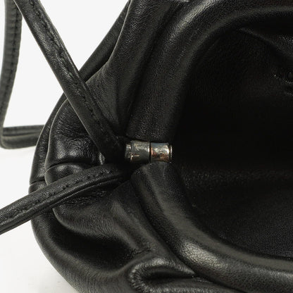 Bottega Veneta Nano Pouch mit Riemen aus schwarzem Kalbsleder