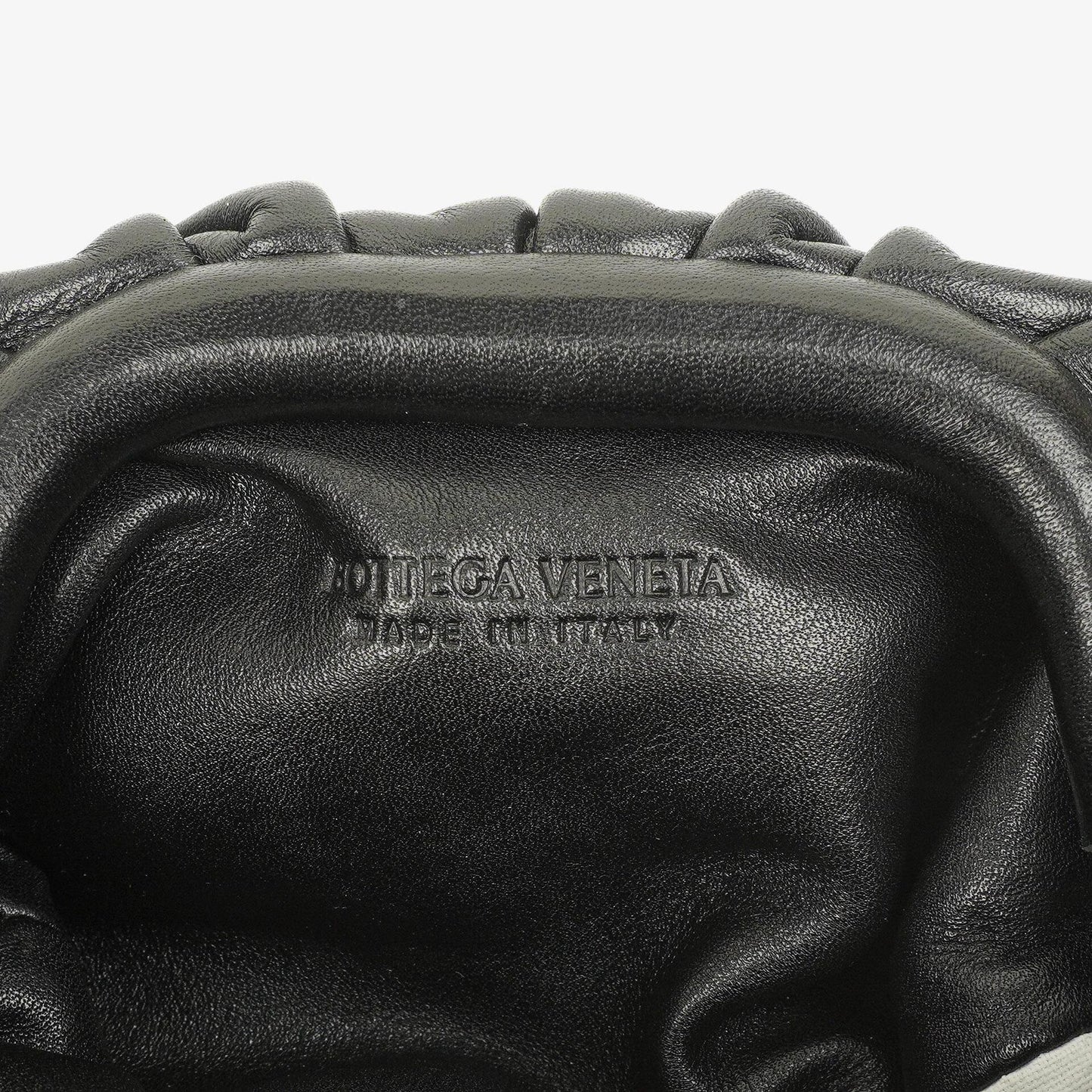 Bottega Veneta Nano Pouch mit Riemen aus schwarzem Kalbsleder