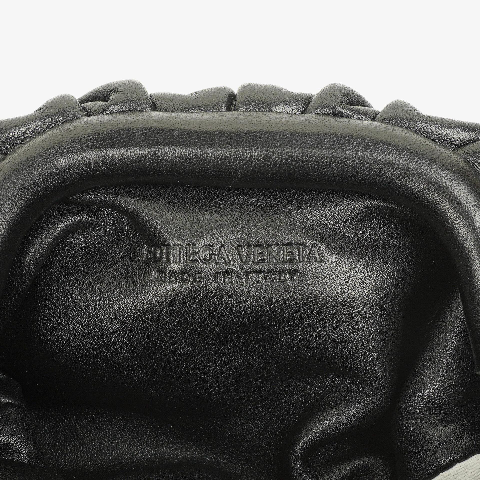 Bottega Veneta Nano Pouch mit Riemen aus schwarzem Kalbsleder
