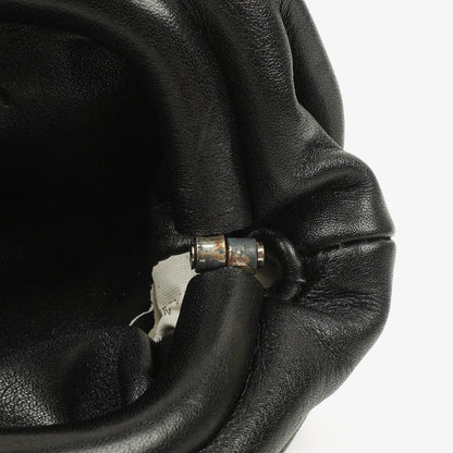 Bottega Veneta Nano Pouch mit Riemen aus schwarzem Kalbsleder