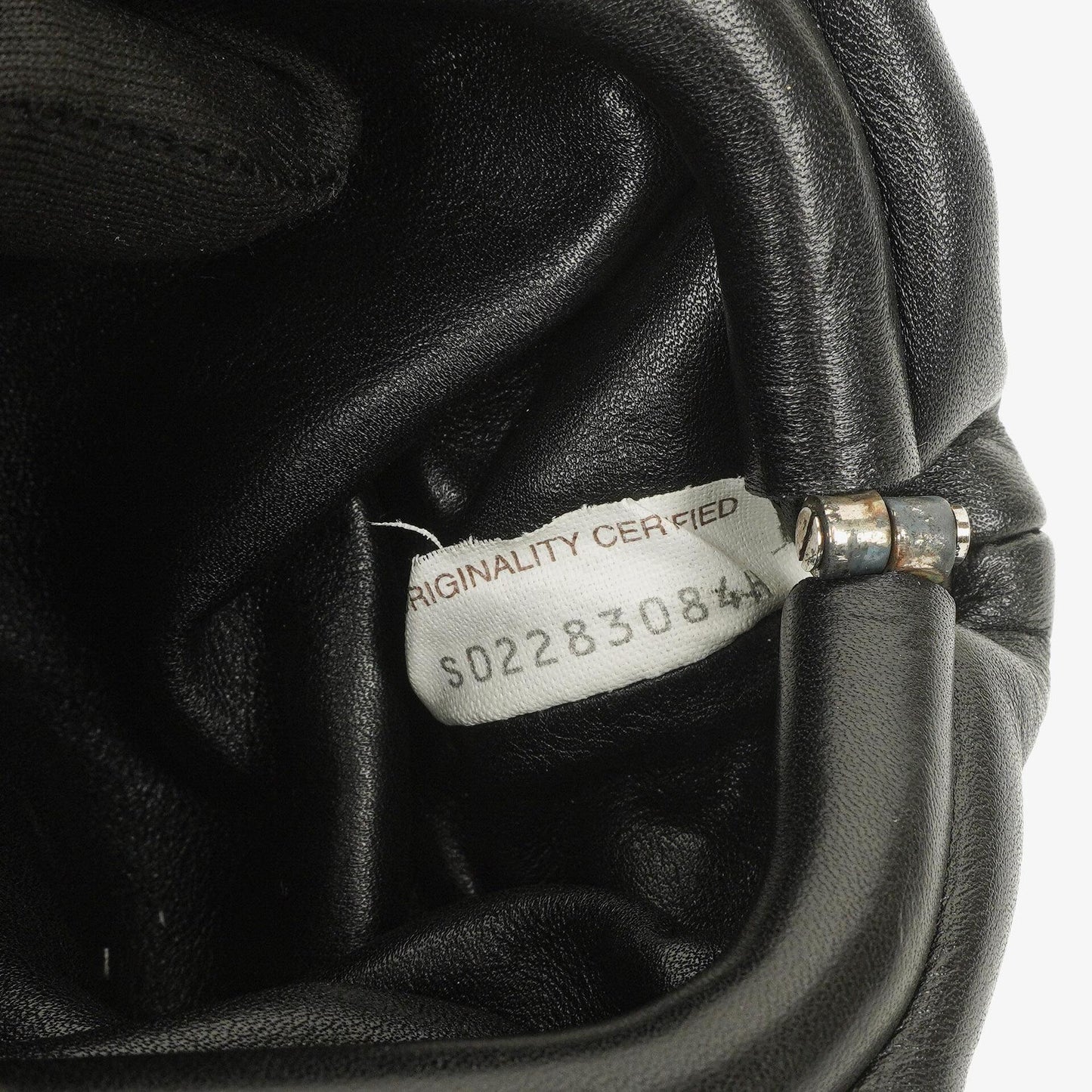 Bottega Veneta Nano Pouch mit Riemen aus schwarzem Kalbsleder