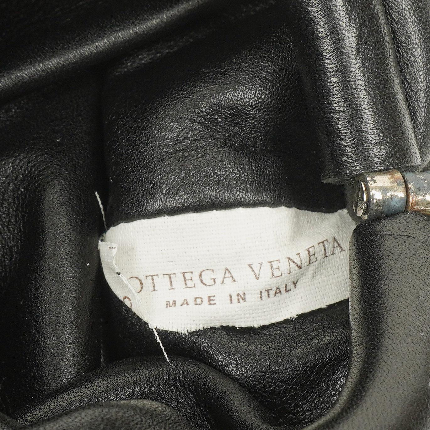Bottega Veneta Nano Pouch mit Riemen aus schwarzem Kalbsleder