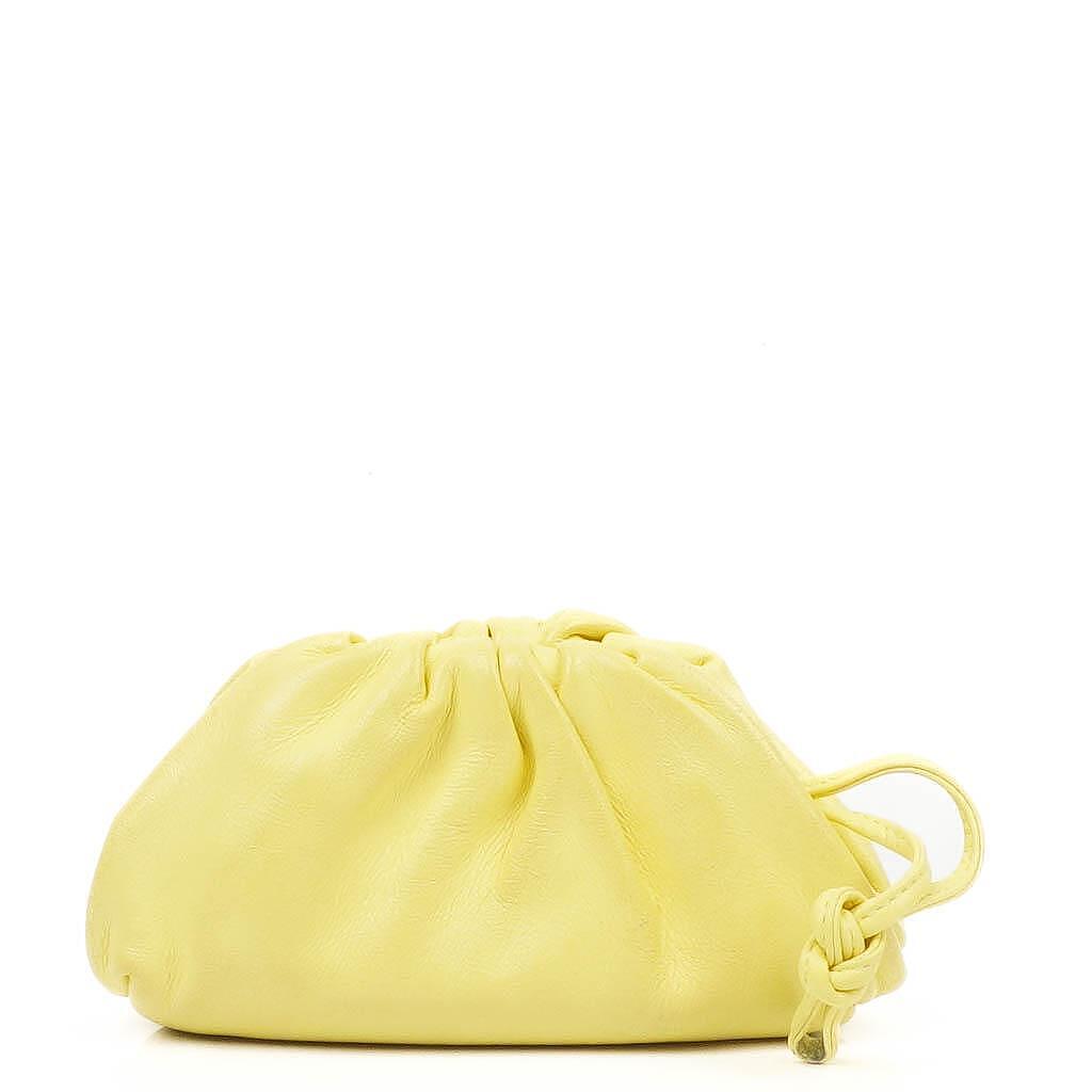 Bottega Veneta Nano Pouch mit Riemen aus gelbem Kalbsleder