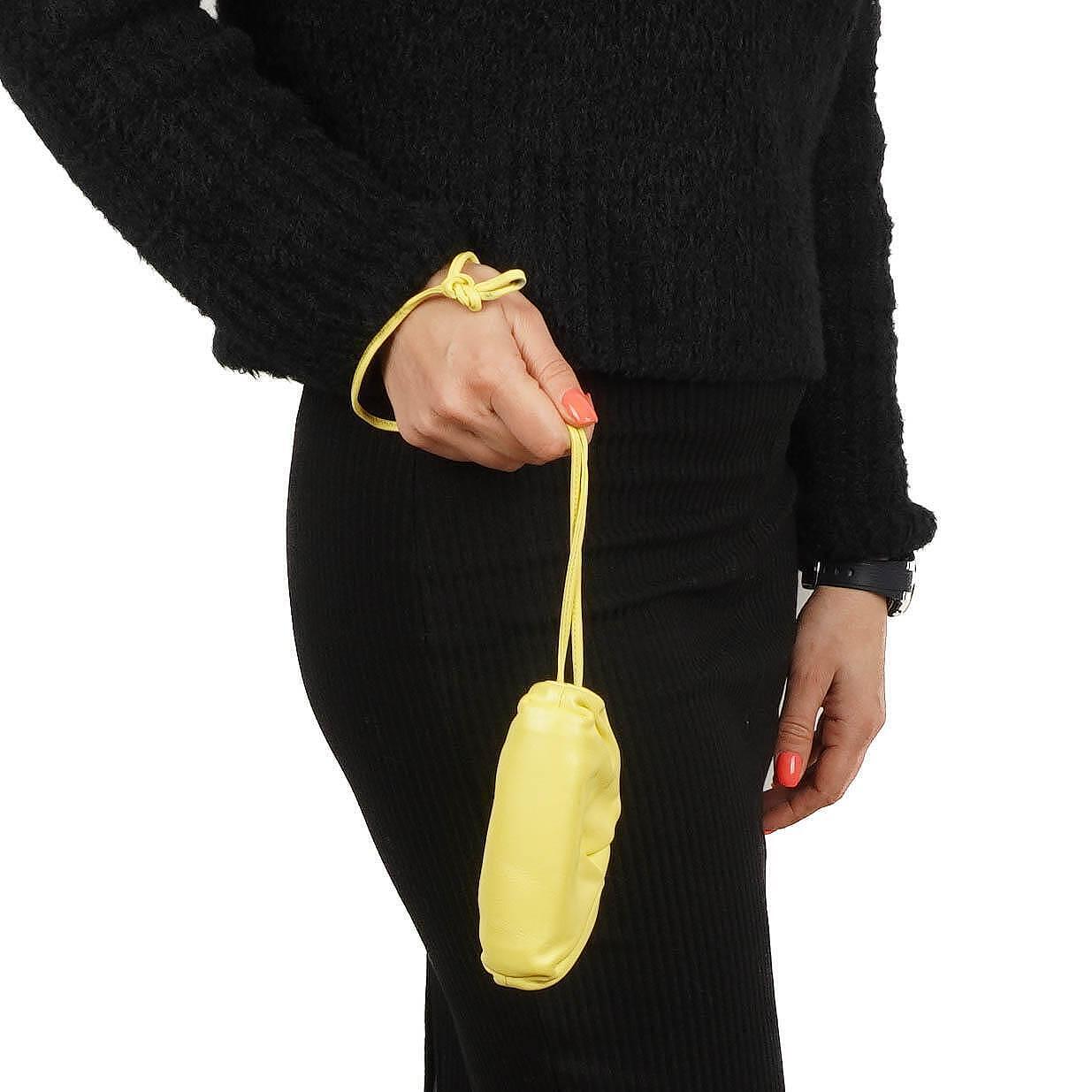 Bottega Veneta Nano Pouch mit Riemen aus gelbem Kalbsleder