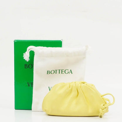 Bottega Veneta Nano Pouch mit Riemen aus gelbem Kalbsleder
