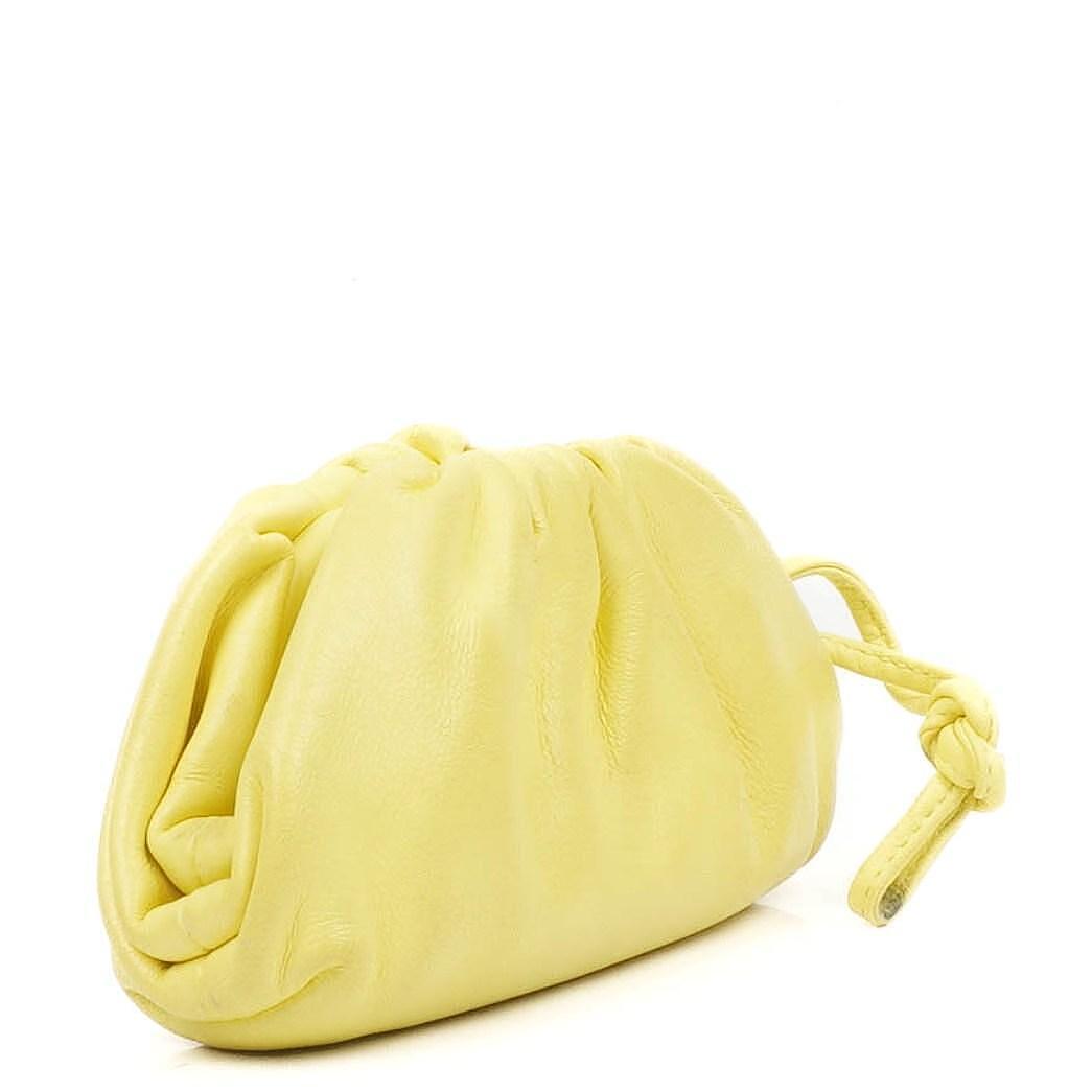 Bottega Veneta Nano Pouch mit Riemen aus gelbem Kalbsleder