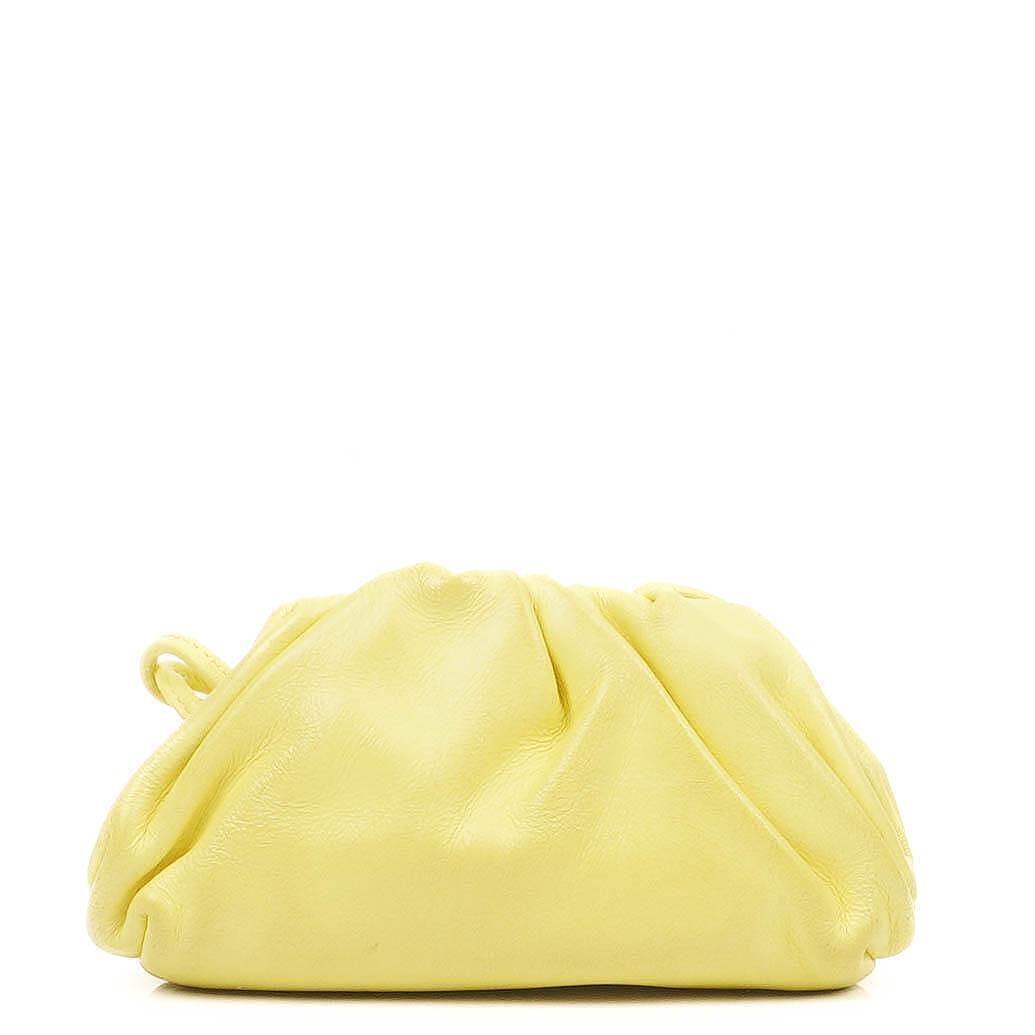 Bottega Veneta Nano Pouch mit Riemen aus gelbem Kalbsleder