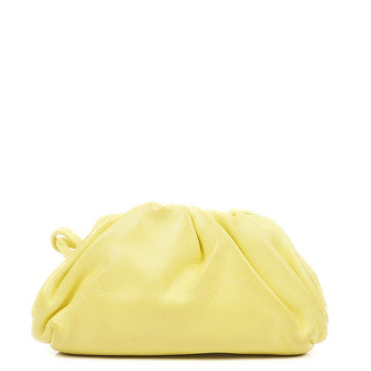 Bottega Veneta Nano Pouch mit Riemen aus gelbem Kalbsleder