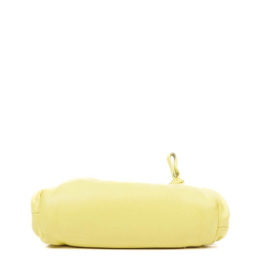 Bottega Veneta Nano Pouch mit Riemen aus gelbem Kalbsleder