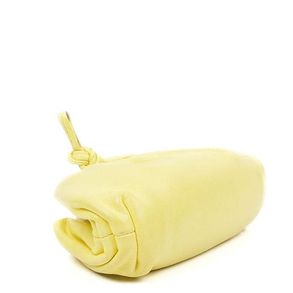 Bottega Veneta Nano Pouch mit Riemen aus gelbem Kalbsleder