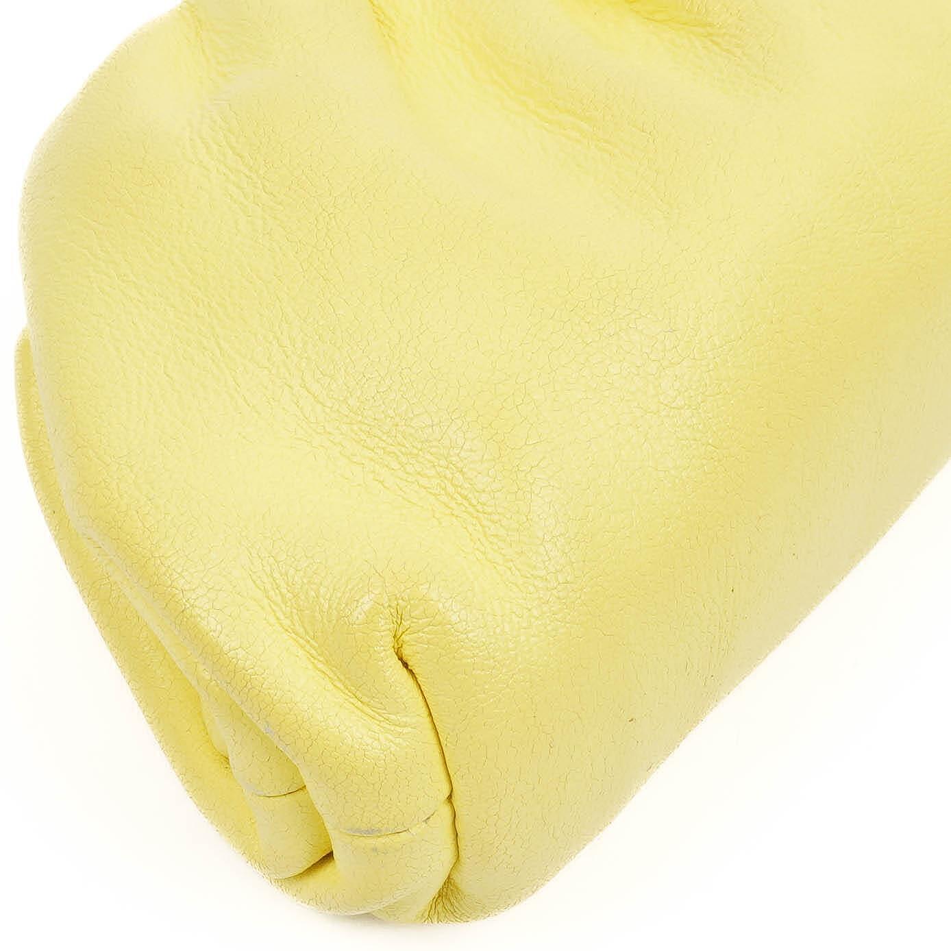 Bottega Veneta Nano Pouch mit Riemen aus gelbem Kalbsleder