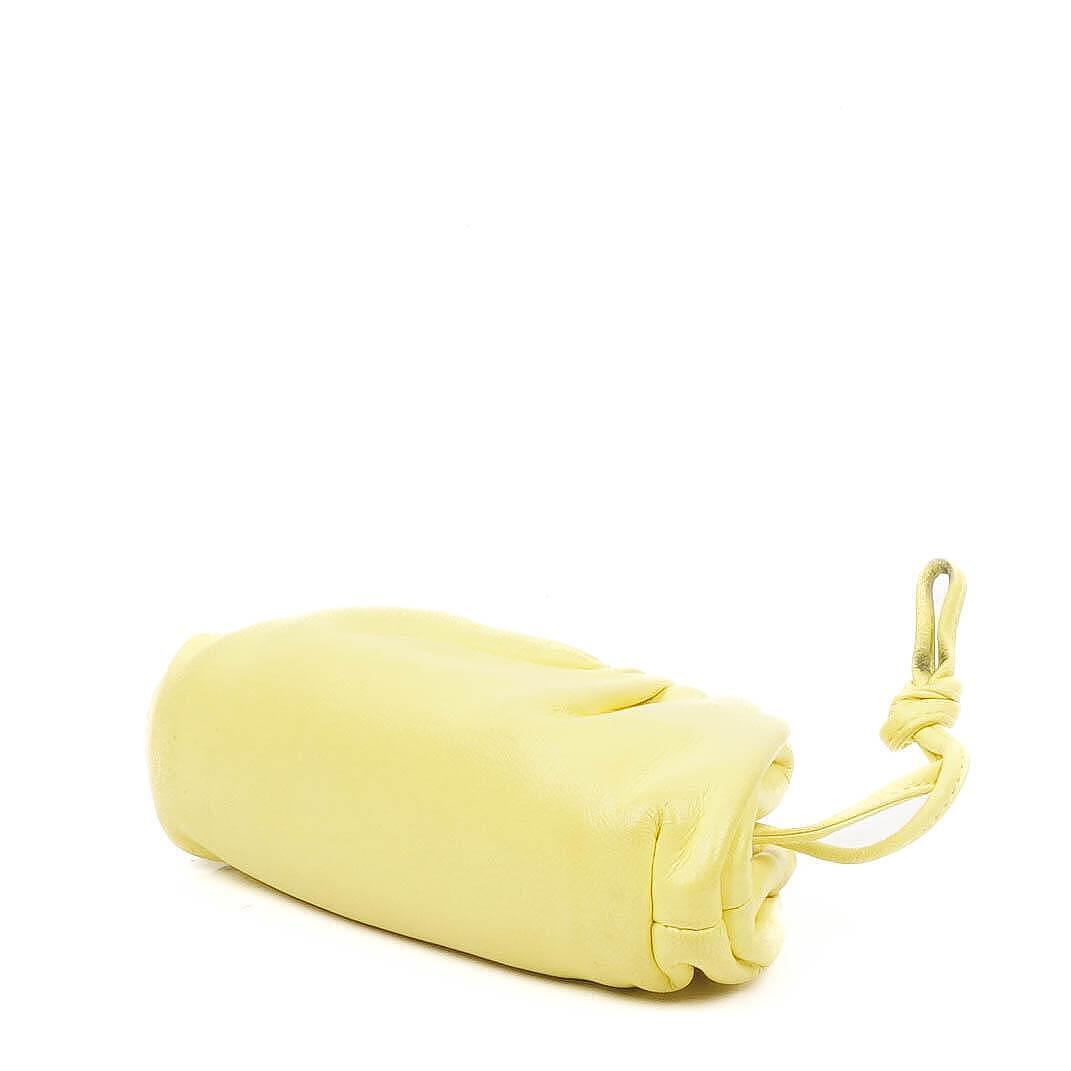 Bottega Veneta Nano Pouch mit Riemen aus gelbem Kalbsleder