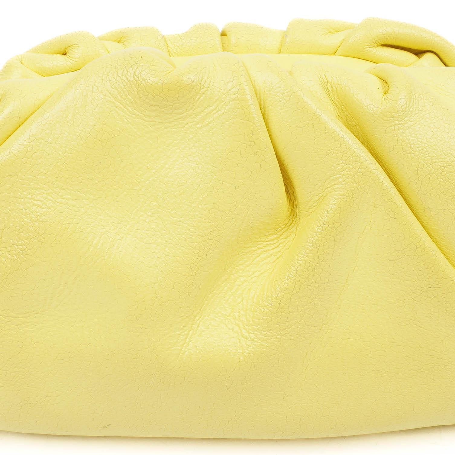 Bottega Veneta Nano Pouch mit Riemen aus gelbem Kalbsleder