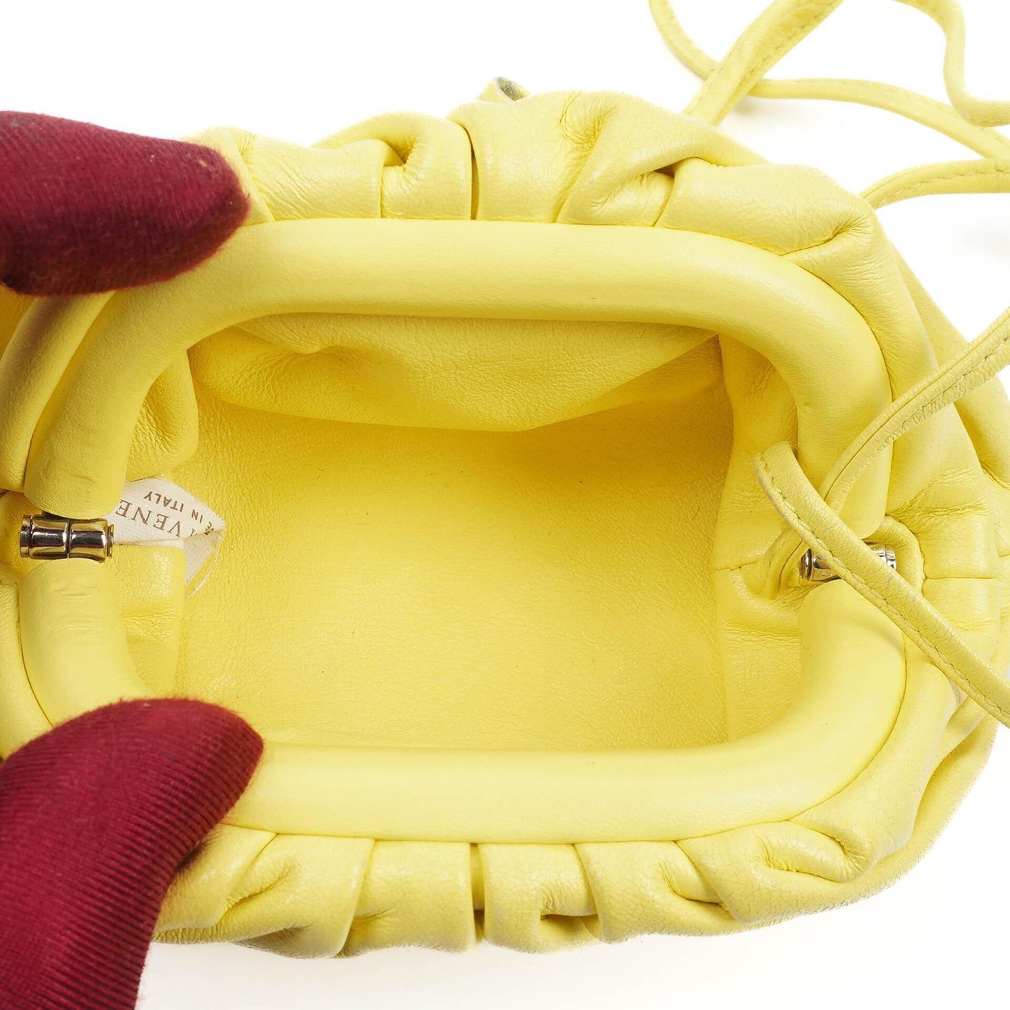 Bottega Veneta Nano Pouch mit Riemen aus gelbem Kalbsleder