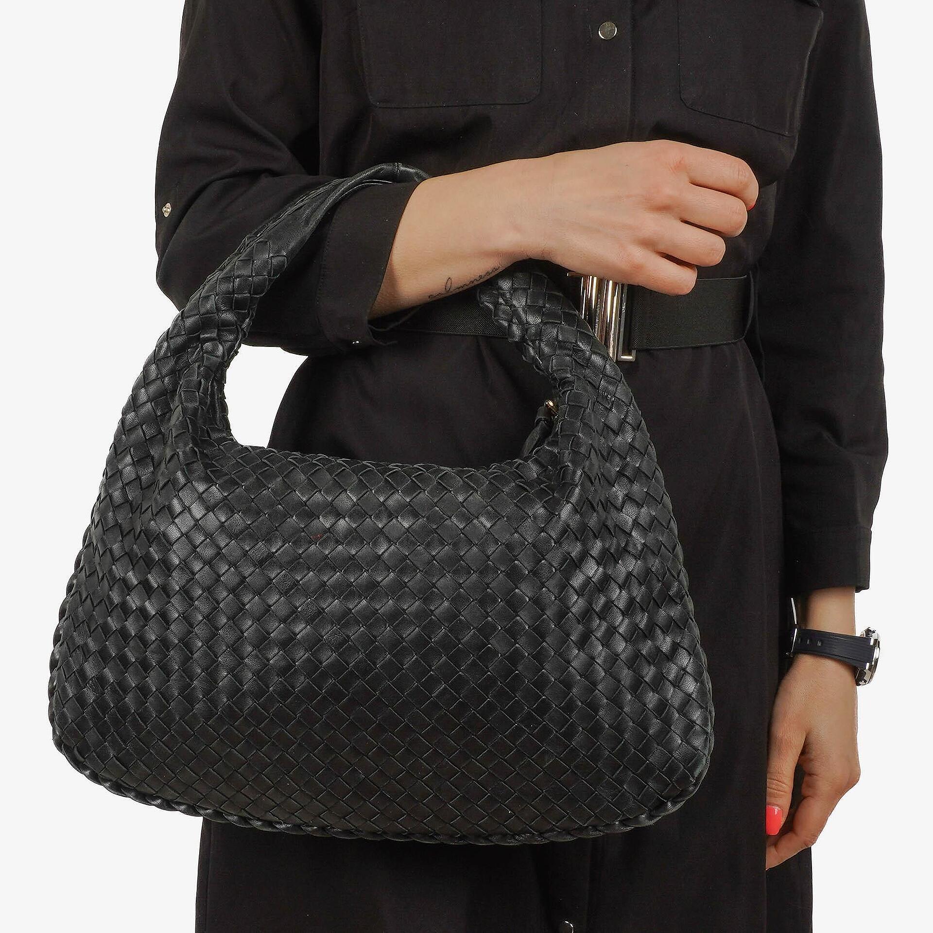 Bottega Veneta Medium Veneta Hobo Bag aus schwarzem Nappa Intrecciato