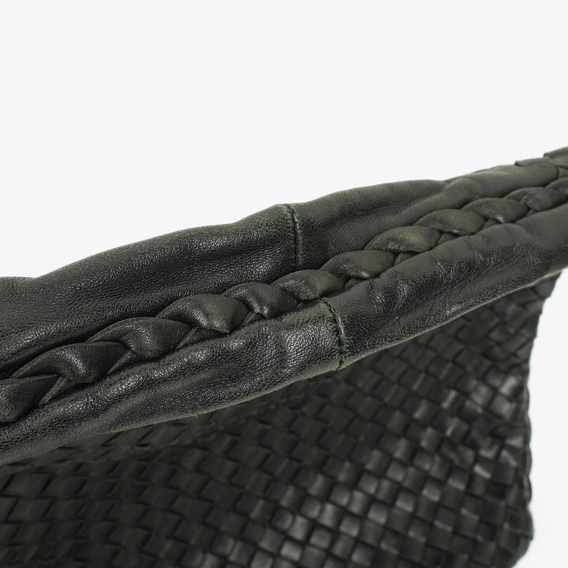 Bottega Veneta Medium Veneta Hobo Bag aus schwarzem Nappa Intrecciato