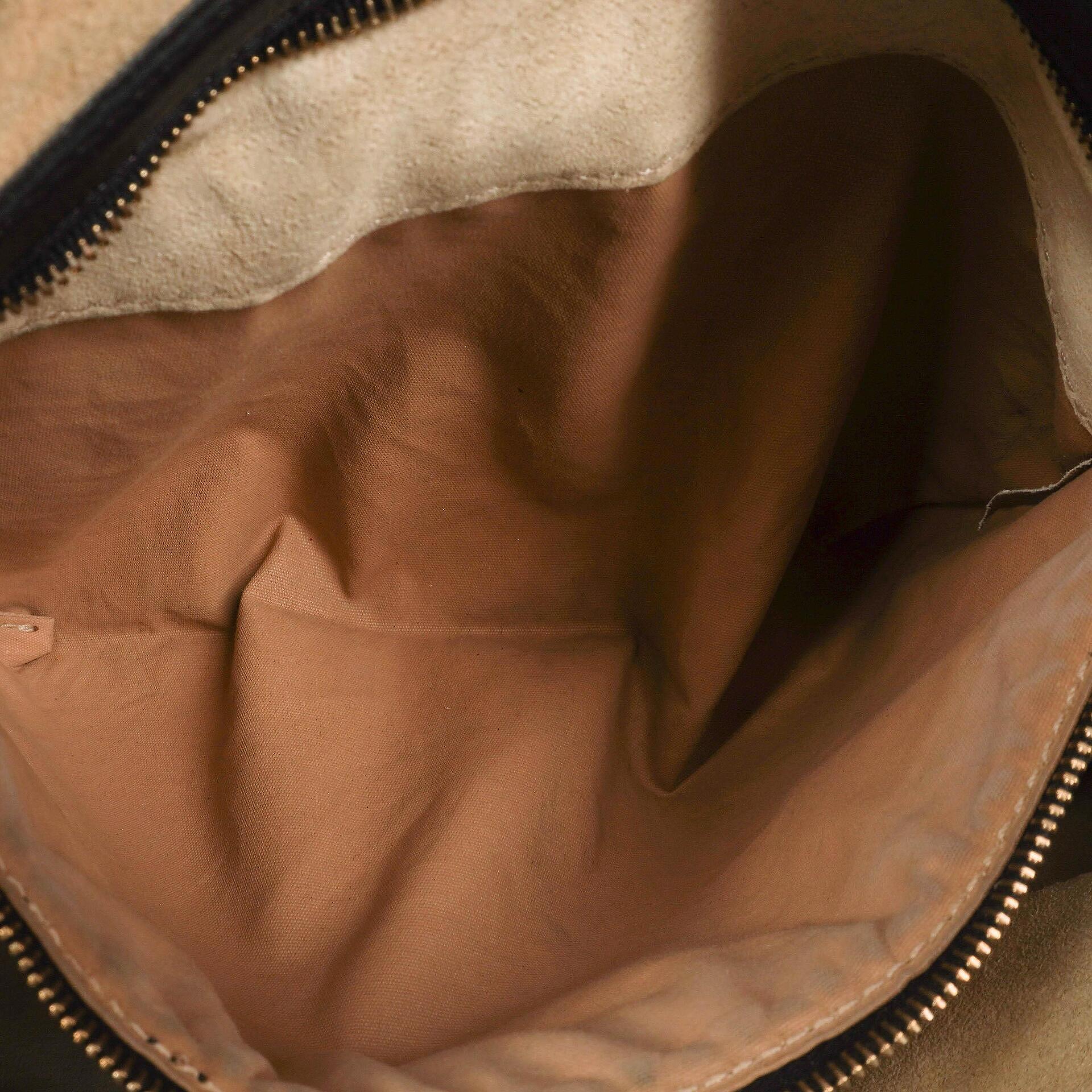 Bottega Veneta Medium Veneta Hobo Bag aus schwarzem Nappa Intrecciato