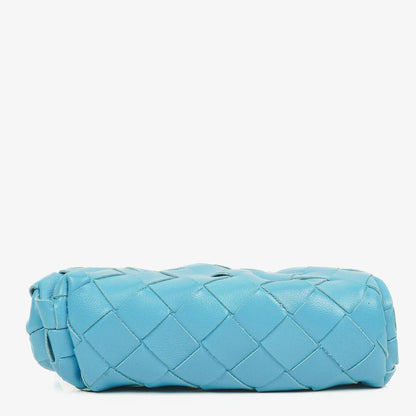 Bottega Veneta Nano Pouch aus blauem Nappa Intrecciato mit Riemen