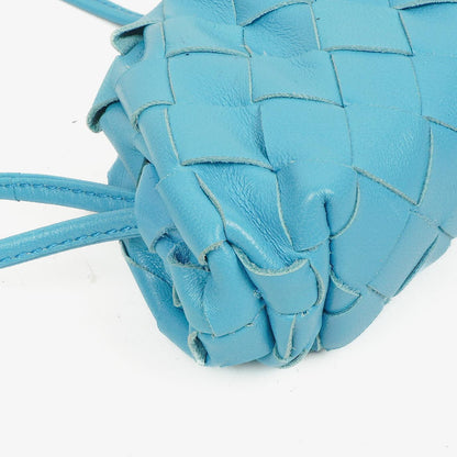 Bottega Veneta Nano Pouch aus blauem Nappa Intrecciato mit Riemen