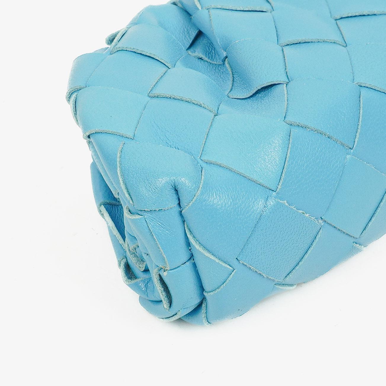 Bottega Veneta Nano Pouch aus blauem Nappa Intrecciato mit Riemen