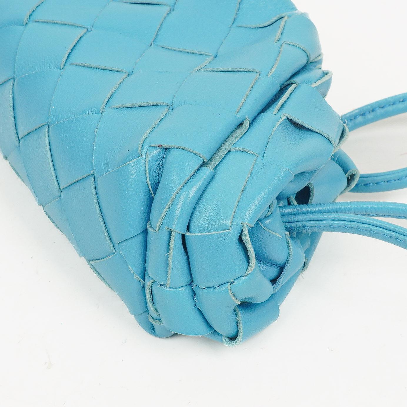 Bottega Veneta Nano Pouch aus blauem Nappa Intrecciato mit Riemen