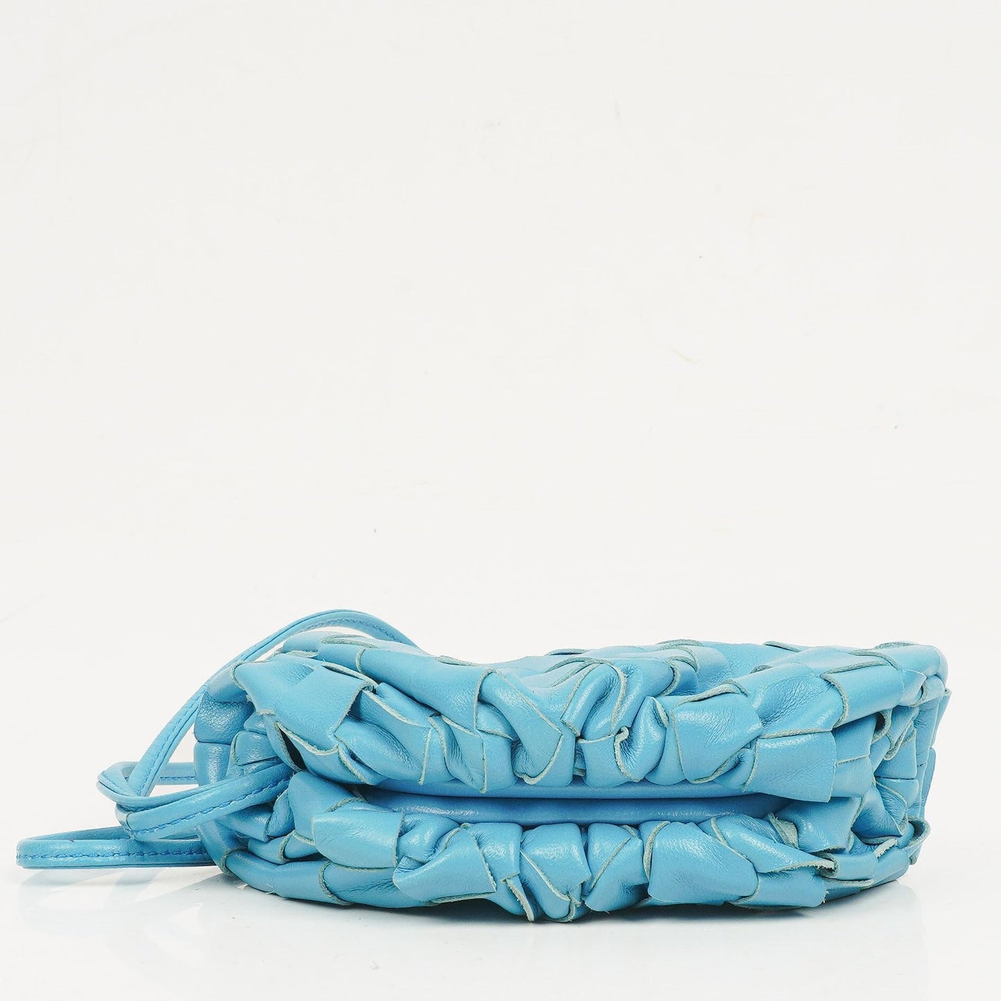 Bottega Veneta Nano Pouch aus blauem Nappa Intrecciato mit Riemen