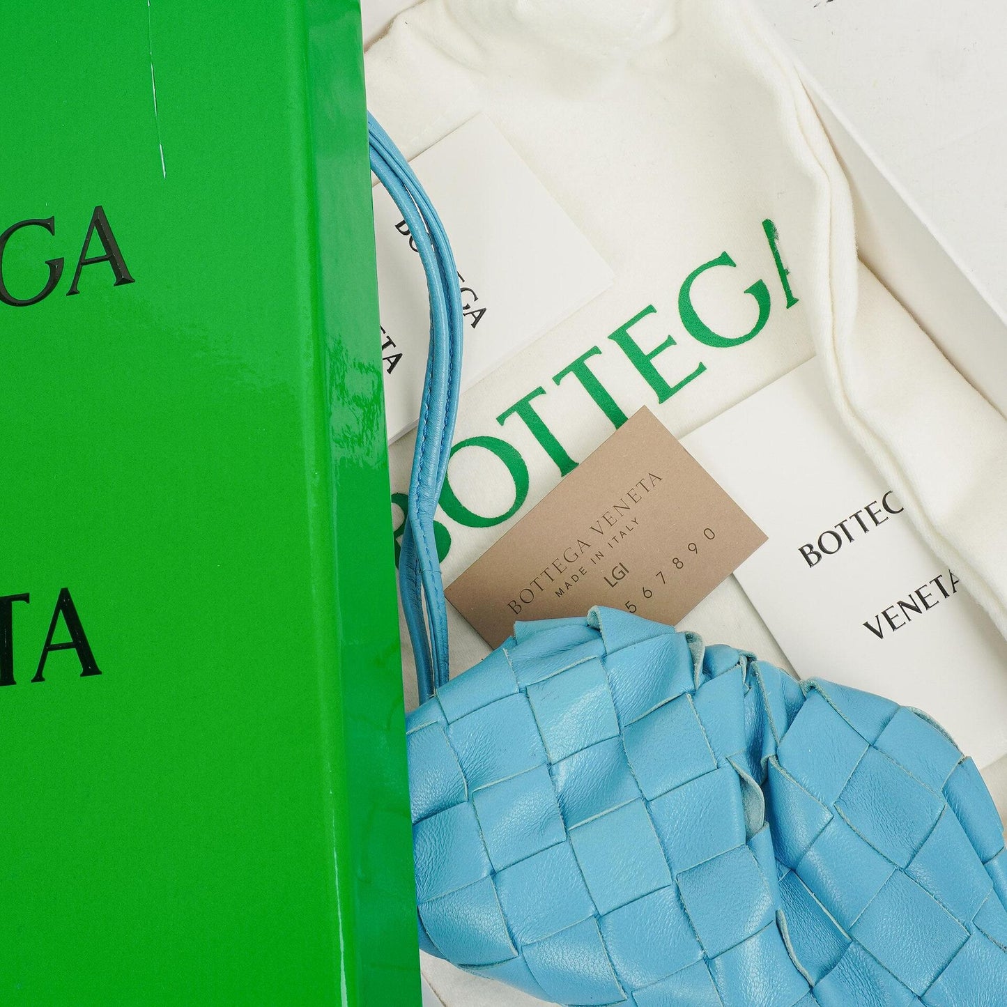 Bottega Veneta Nano Pouch aus blauem Nappa Intrecciato mit Riemen