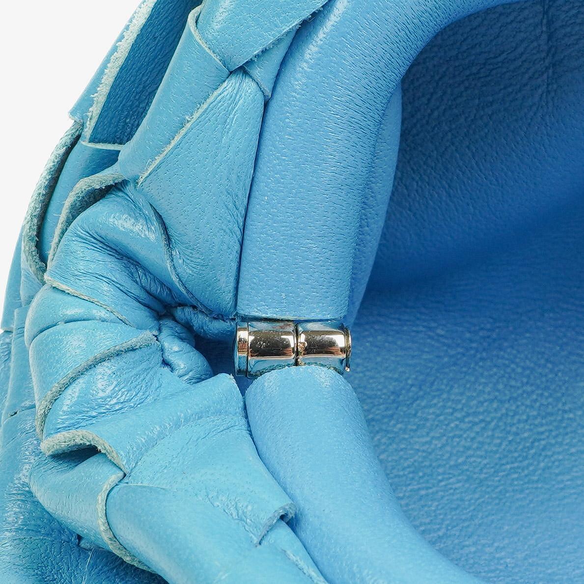 Bottega Veneta Nano Pouch aus blauem Nappa Intrecciato mit Riemen