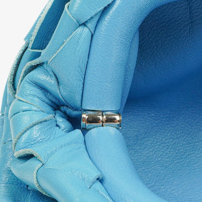 Bottega Veneta Nano Pouch aus blauem Nappa Intrecciato mit Riemen