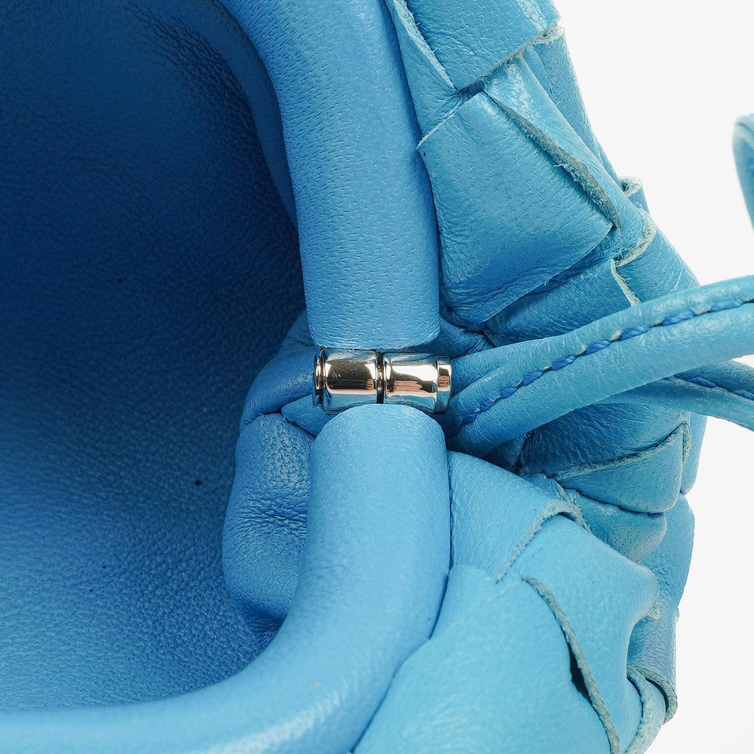 Bottega Veneta Nano Pouch aus blauem Nappa Intrecciato mit Riemen