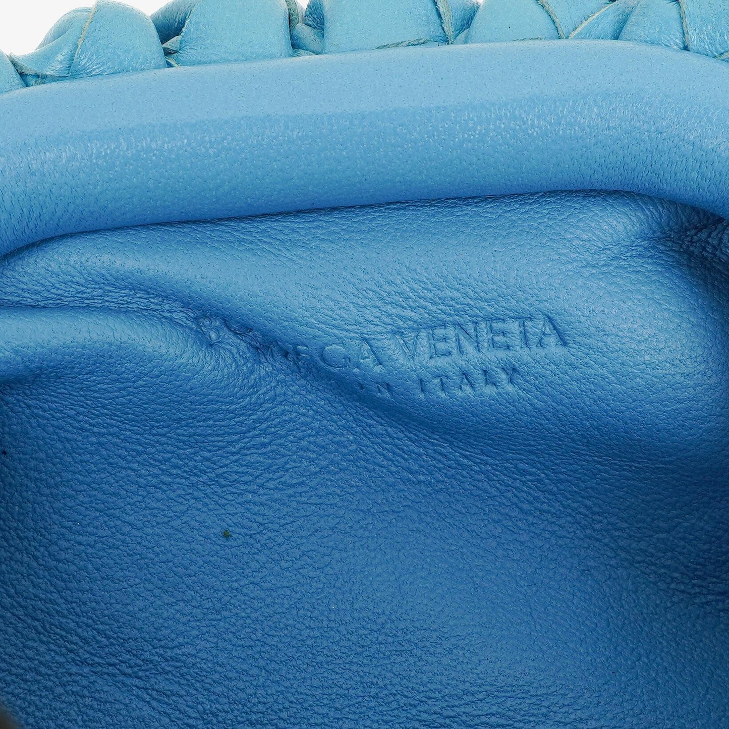 Bottega Veneta Nano Pouch aus blauem Nappa Intrecciato mit Riemen
