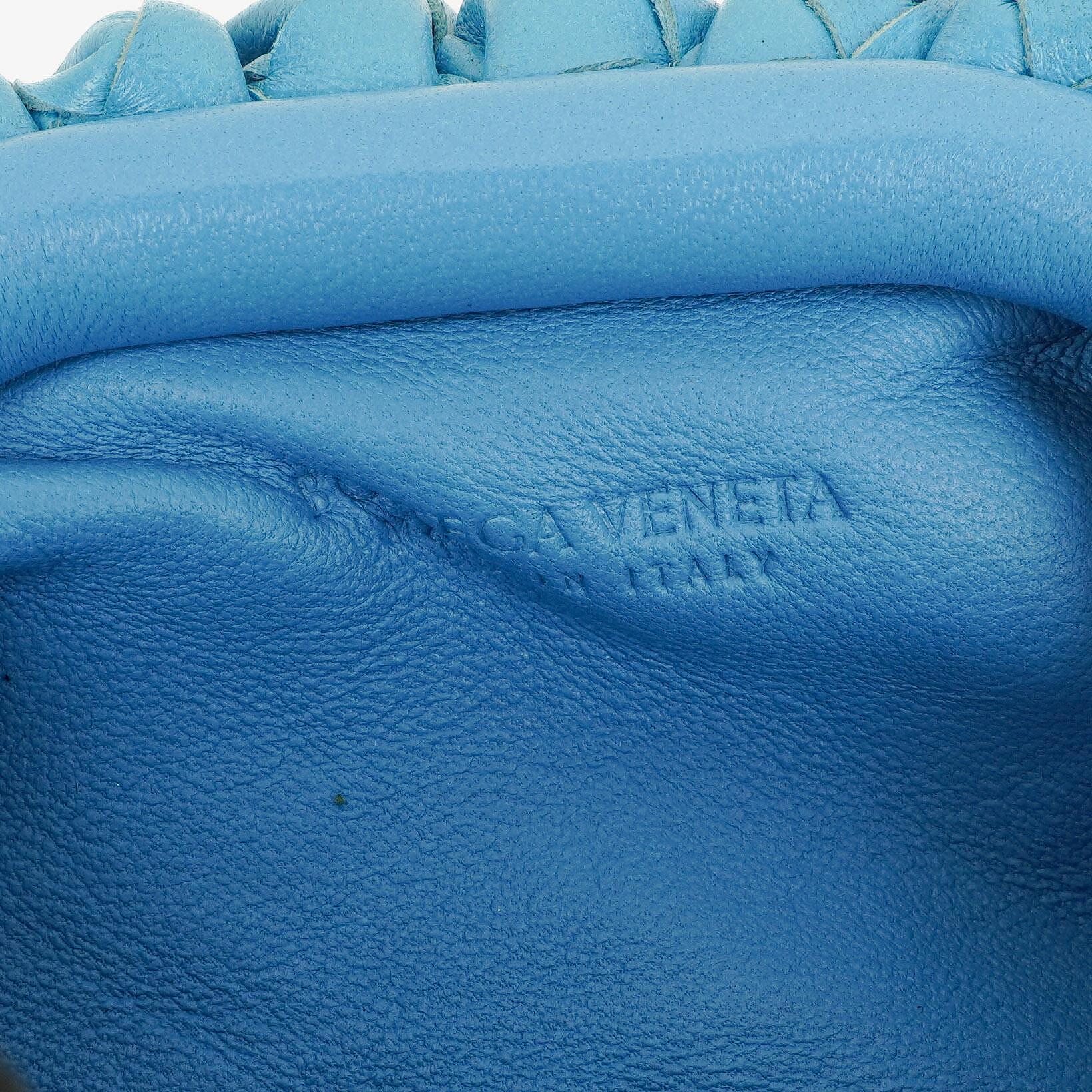 Bottega Veneta Nano Pouch aus blauem Nappa Intrecciato mit Riemen