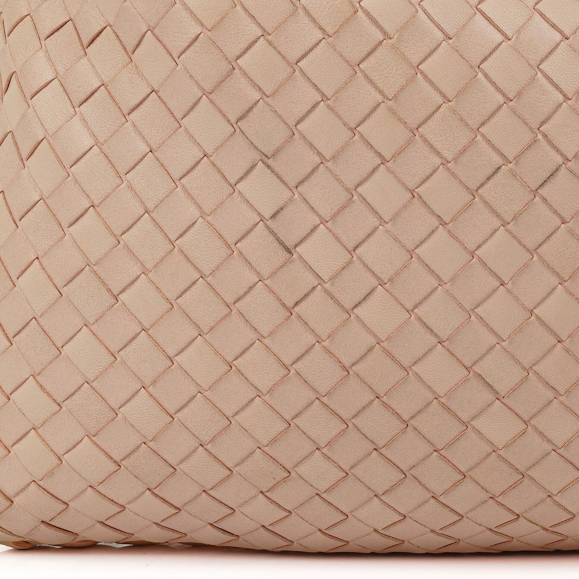 Bottega Veneta Medium Veneta Hobo-Tasche aus hellrosa Nappa Intrecciato