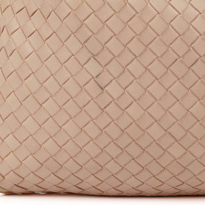 Bottega Veneta Medium Veneta Hobo-Tasche aus hellrosa Nappa Intrecciato