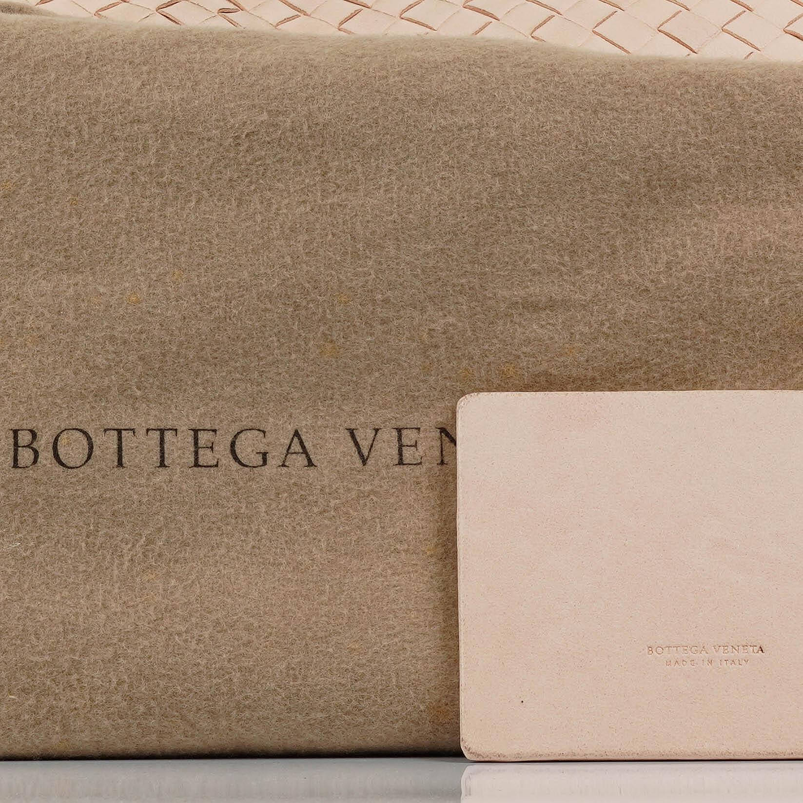Bottega Veneta Medium Veneta Hobo-Tasche aus hellrosa Nappa Intrecciato