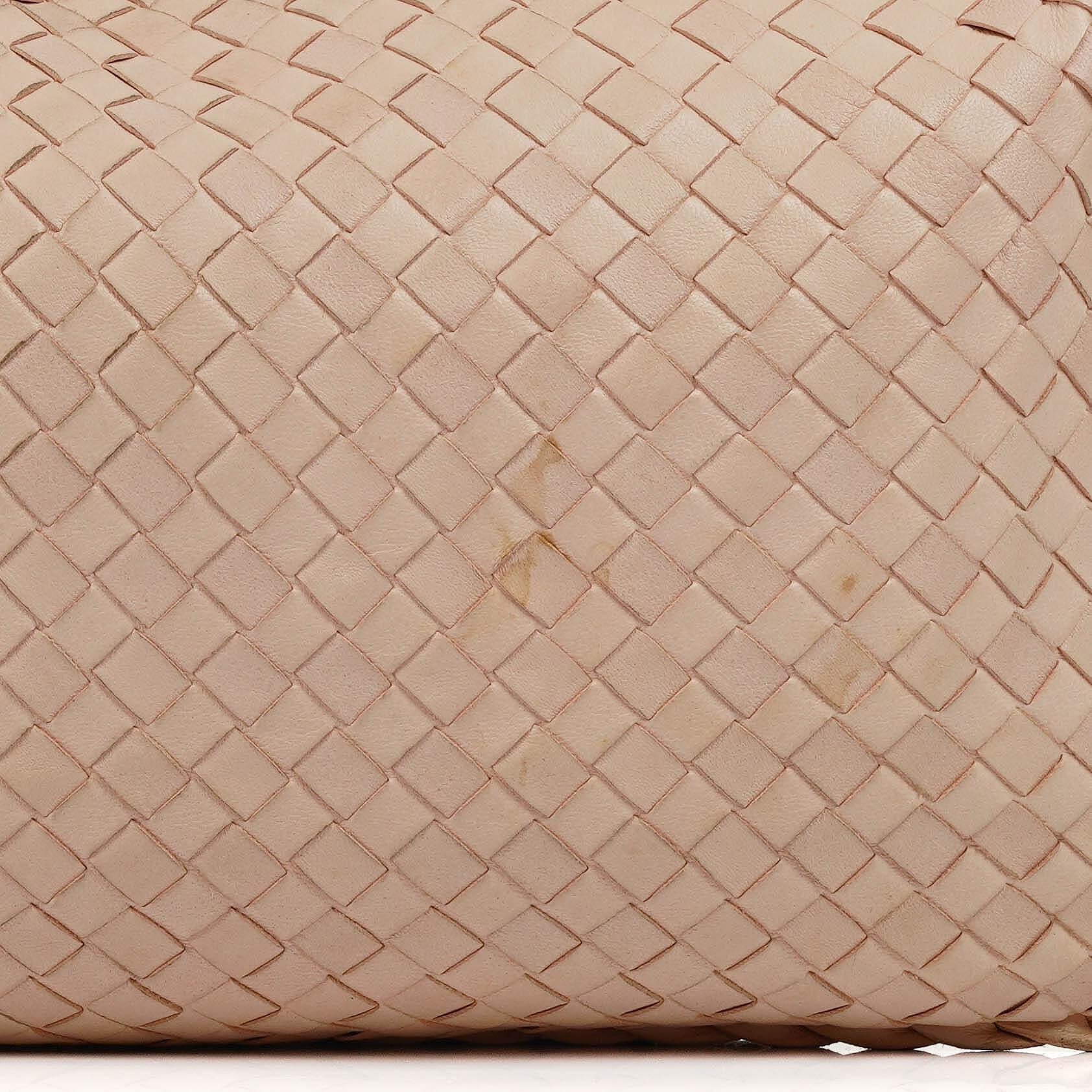 Bottega Veneta Medium Veneta Hobo-Tasche aus hellrosa Nappa Intrecciato