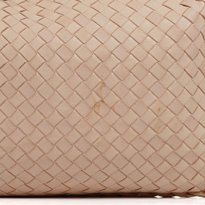 Bottega Veneta Medium Veneta Hobo-Tasche aus hellrosa Nappa Intrecciato