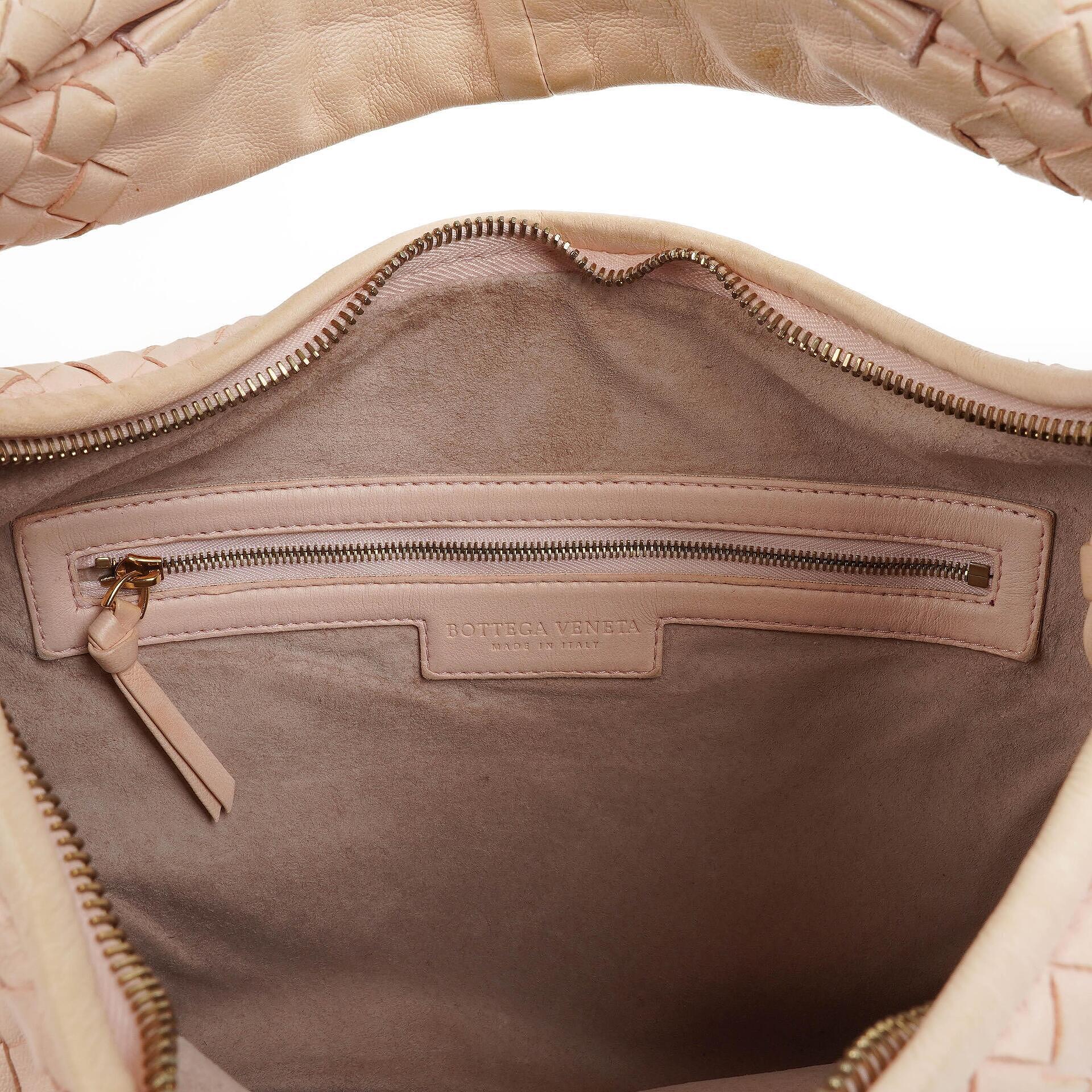Bottega Veneta Medium Veneta Hobo-Tasche aus hellrosa Nappa Intrecciato