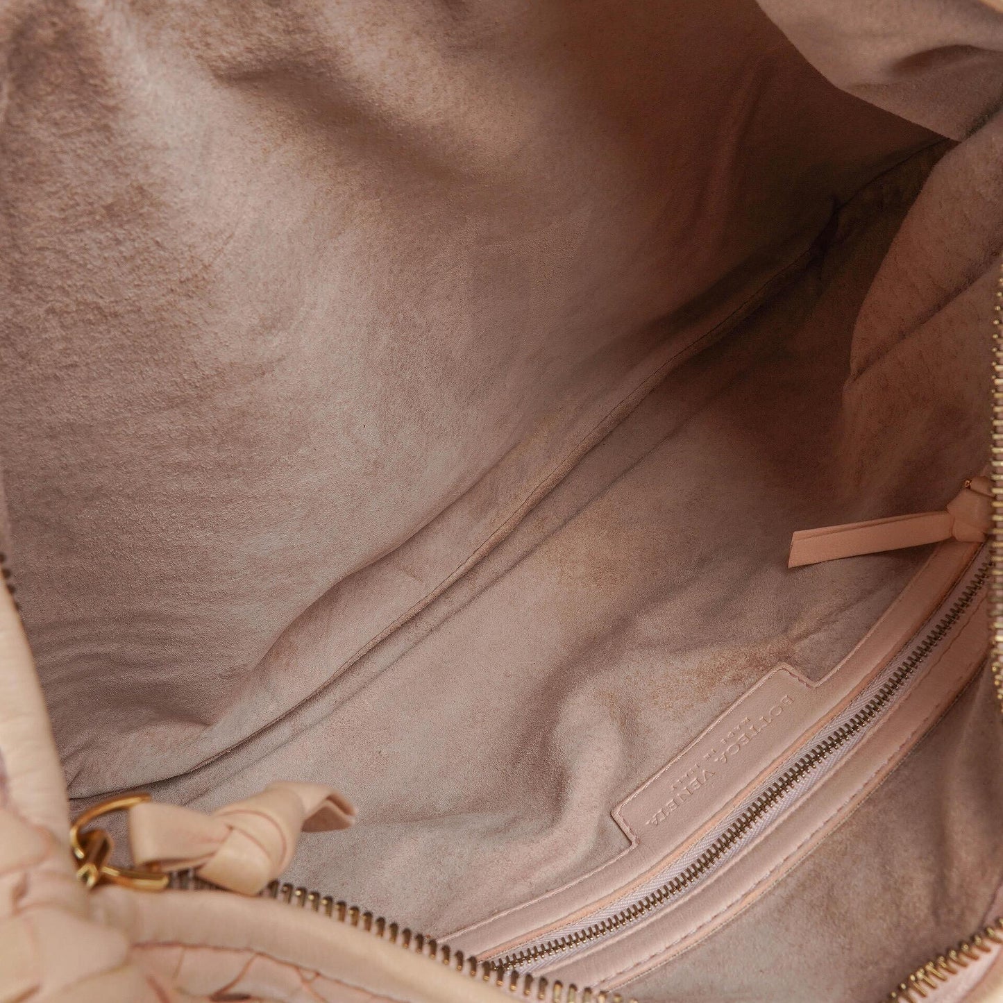 Bottega Veneta Medium Veneta Hobo-Tasche aus hellrosa Nappa Intrecciato