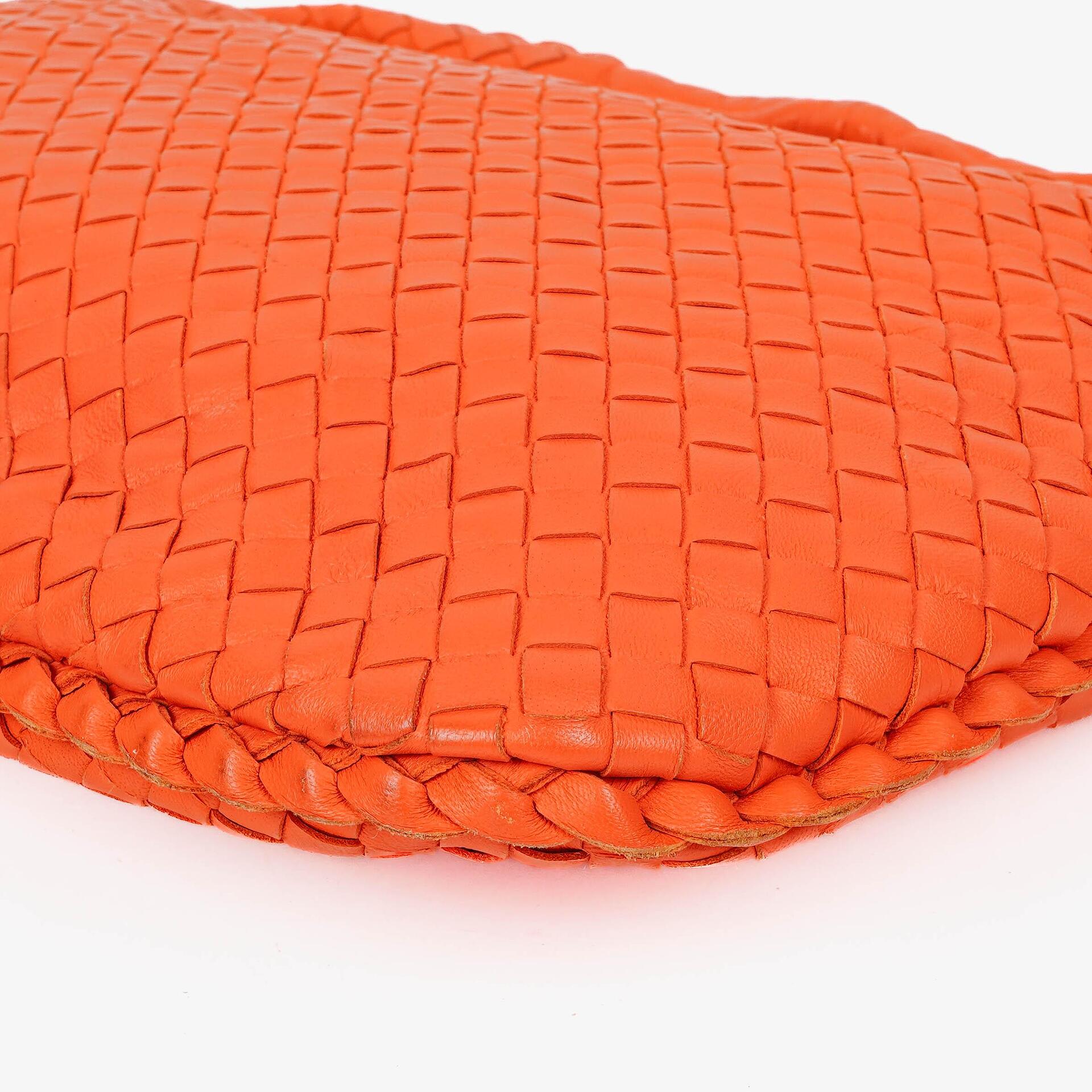 Bottega Veneta Mittelgroße Veneta Hobo aus Nappa Intrecciato in Orange