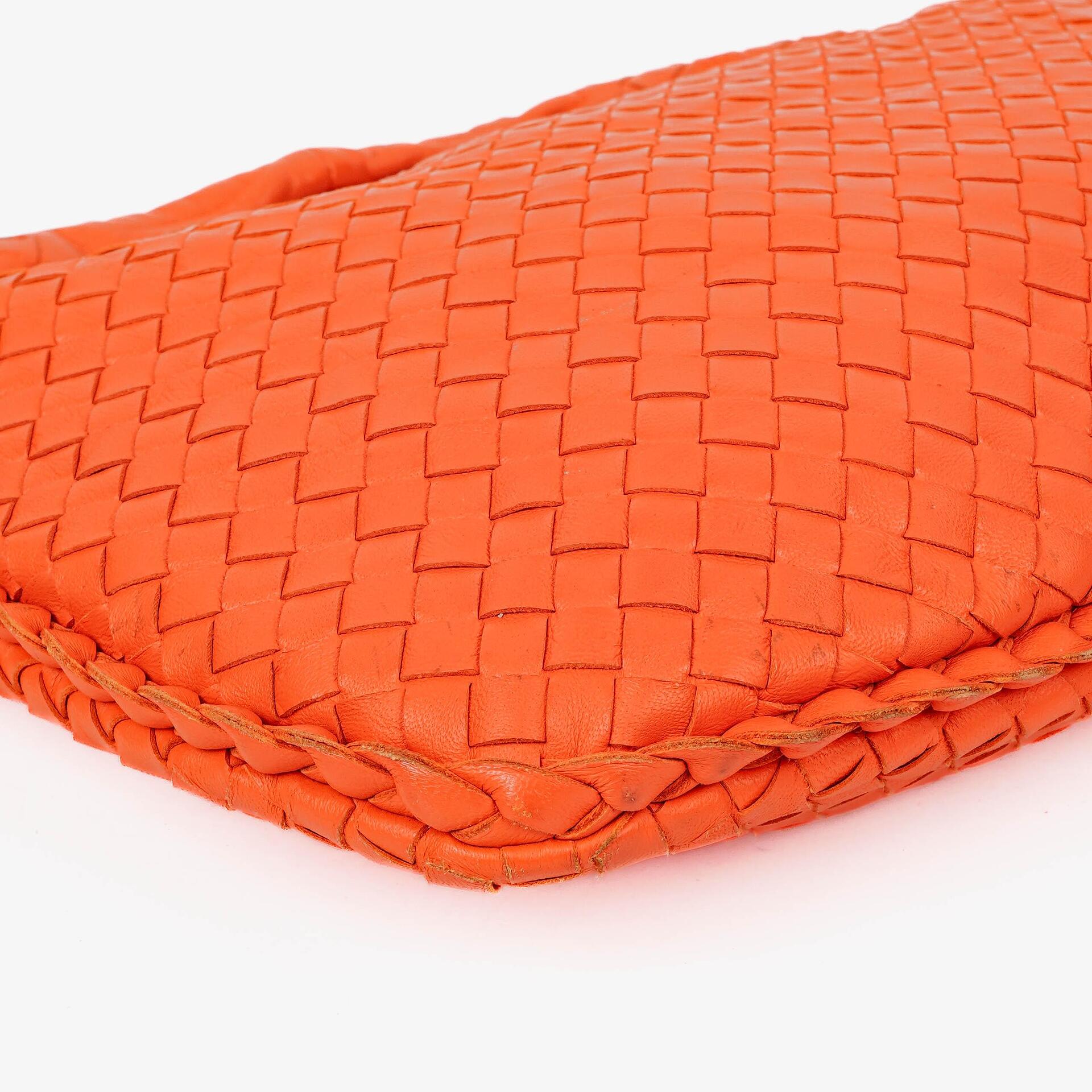 Bottega Veneta Mittelgroße Veneta Hobo aus Nappa Intrecciato in Orange